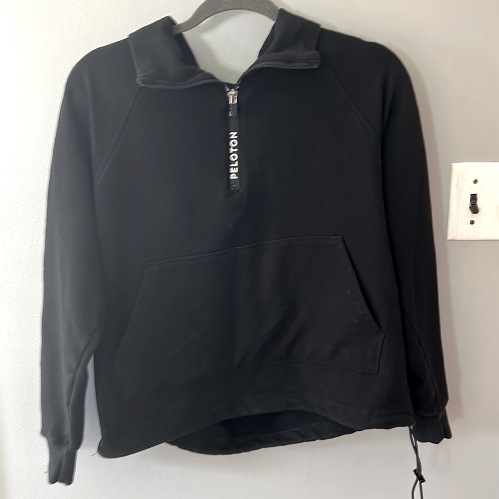 “Peloton” crop sweatshirt with 3/4 zipper and a front pocket